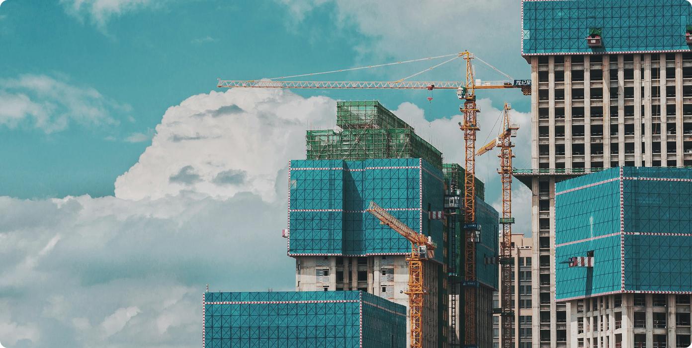 Professionelle Fassaden- und Gipserspezialisten bei der Arbeit - Ademi GmbH mit über 20 Jahren Erfahrung